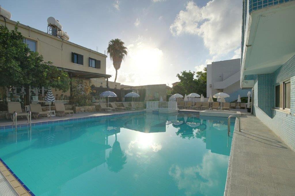 Nereus Hotel Paphos Ngoại thất bức ảnh